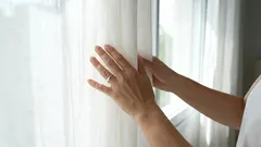 Namiesto toho, aby ste ju naliali do pohára, nalejte ju do práčky. Vaše sivé záclony budú opäť vyzerať ako nové.