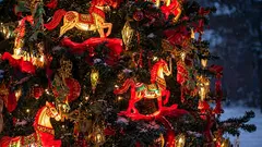 Vianočný stromček 2026, rok Ohnivého koňa: najlepšie farby a symboly dekorácií.