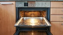 Prečo by ste nikdy nemali dávať hliníkovú fóliu do elektrickej rúry.