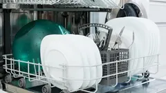 Štyri kuchynské potreby, ktoré by sa nemali umývať v umývačke riadu.