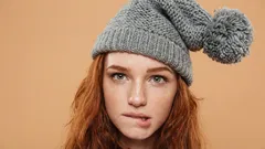 Ako si takúto vec už nikdy neobliecť: 7 chýb pri výbere klobúkov, vďaka ktorým aj drahá páperová bunda vyzerá, akoby bola práve kúpená.