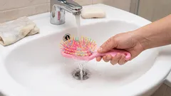 Ako často si mám umývať hrebeň? Nedovoľte, aby sa stal živnou pôdou pre baktérie a plesne