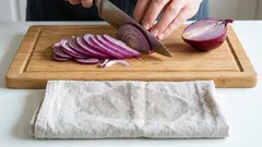 Trik s mokrým uterákom, ktorý vám pomôže krájať cibuľu bez slz