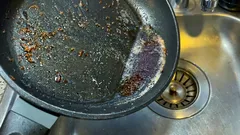 Kam mám vyhodiť tuk po pečení? Nikdy ho nevylievajte do umývadla.