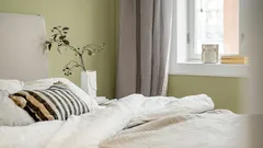 Prečo by posteľ nemala byť umiestnená čelom k oknu: nielen prievan, ale aj narušenie pocitu bezpečia