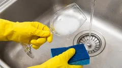 Ako môžete ľahko vyčistiť zakalené poháre a šálky? Pomôžu vám noviny a lacná tekutina