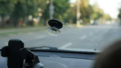 Prísavka spadne z čelného skla: opravte ju "nadobro", existuje niekoľko metód