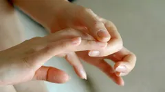 Uvoľnite nohy, rýchlejšie zaspite a pomôžte aj tráveniu, pričom masírujete bezmenné prsty rúk.