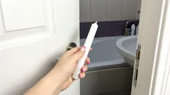 Raz za mesiac idem do kúpeľne a vezmem si so sebou bežnú sviečku. Tá vyrieši hneď tri problémy.