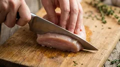 Je mäso na panvici často suché a tvrdé? Viem, ako ho urobiť šťavnatým a jemným.