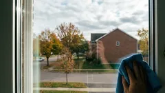 Ako umyť okná bez šmúh za 20 minút: jednoduchý roztok a správna stierka