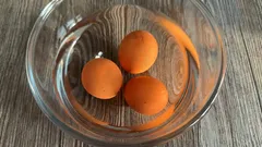 Nikdy nedávajte vajcia uvarené natvrdo do studenej vody.