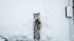 Ako rýchlo a jednoducho odstrániť sneh z dvora? Našli sme jednoduchý trik s lanom.