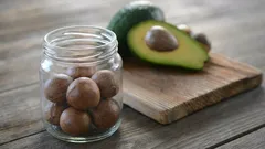 Zatiaľ čo sa ostatní smejú, ja zbieram semienka avokáda. Prečo ich potrebujem?