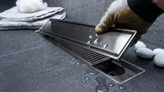 Čistenie sprchového odtoku vlastnými rukami v niekoľkých krokoch